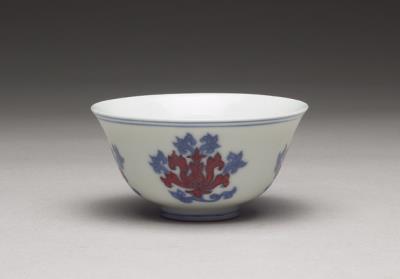 图片[2]-Tea cup with floral design in underglaze blue and overglaze red, Ming dynasty, Chenghua reign (1465-1487)-China Archive